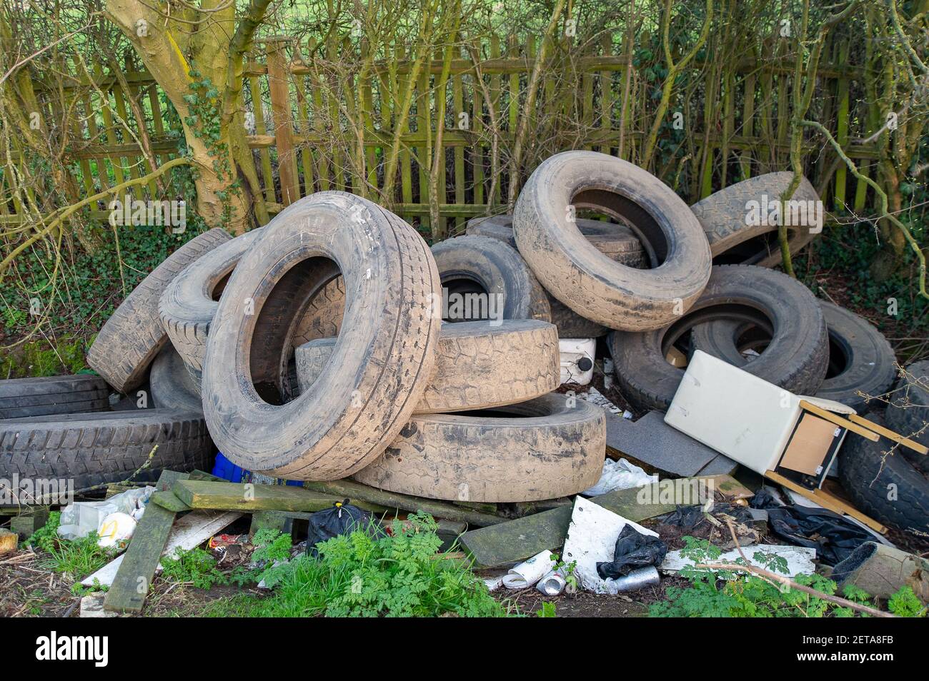 Denham, Buckinghamshire, Regno Unito. 1 marzo 2021. Gli pneumatici di camion volano ribaltati in una layby a Denham su una strada trafficata. Nel Buckinghamshire, durante il Pandemic di Covid-19, si è registrato un enorme aumento del ribaltamento illegale della mosca nonostante i siti di rifiuti domestici e commerciali siano aperti. Il ribaltamento del mosca è un'offesa criminale punibile con una multa fino a £50,000 o 12 mesi di reclusione in un tribunale dei Magistrati. Il reato può attrarre una multa illimitata e fino a 5 anni di reclusione se condannato in un tribunale della Corona. Credito: Maureen McLean/Alamy Foto Stock