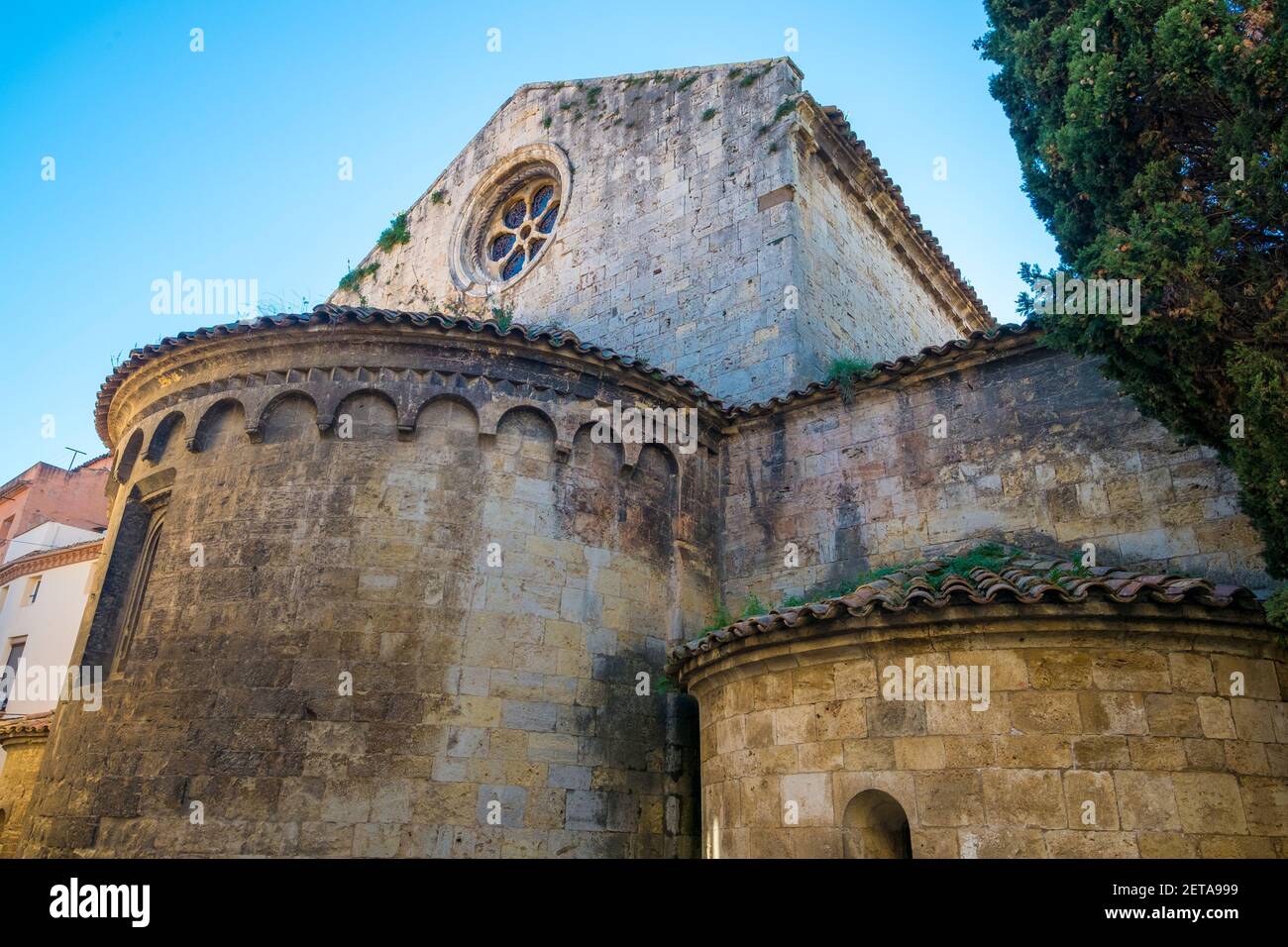 L'esterno posteriore della vecchia chiesa di Sant Pere in pietra a Besalú, Spagna. Foto Stock
