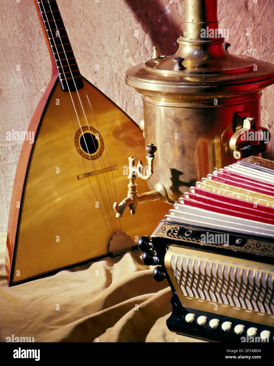 1970 OGGETTI TRADIZIONALI RUSSI ANCORA VITA TRE CORDE TRIANGOLARE BALALAIKA UN SAMOVAR DI ACQUA CALDA DI OTTONE E UNA FISARMONICA A BOTTONI - KM2921 PHT001 HARS URN Foto Stock