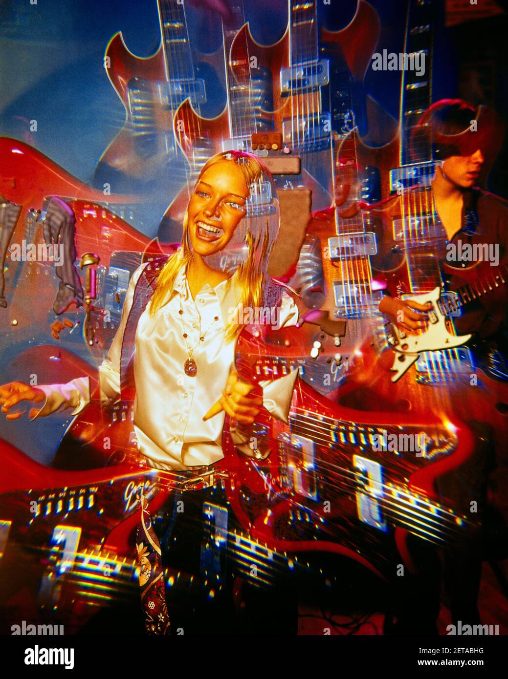 ANNI '70 ESPOSIZIONE MULTIPLA DI GIOVANI UOMINI E DONNE CON ELECTRIC CHITARRE CHE BALLANO CANTO ALLEGRO SORRIDENTE FESTA MUSICA - KM2969 PHT001 HARS NOSTALGIA MOVIMENTO VECCHIO MODO 1 ELETTRICO MOLTI STRUMENTI DI COMUNICAZIONE CANTANTE GIOVANE ADULTO LAVORO DI SQUADRA CANTANTI ESPOSIZIONE MOVIMENTO ASTRATTO GIOIA STILE DI VITA TRUCCO SODDISFAZIONE MUSICISTA FEMMINE GROWNUP MOVIMENTO 6 COMUNICANDO SPAZIO DI COPIA AMICIZIA PERSONE DI MEZZA LUNGHEZZA CRESCIUTE SEI CANTARE TRENDY ARCHI INTRATTENIMENTO FIDUCIA FESTA MOVE UOMINI E DONNE MUSICISTI DANZE GODERE DI ARTI DELLO SPETTACOLO SOGNI FELICITÀ AVVENTURA MELODIA INTRATTENERE ARMONIZZANTI E LUNGO COMPOSITO FORTE Foto Stock