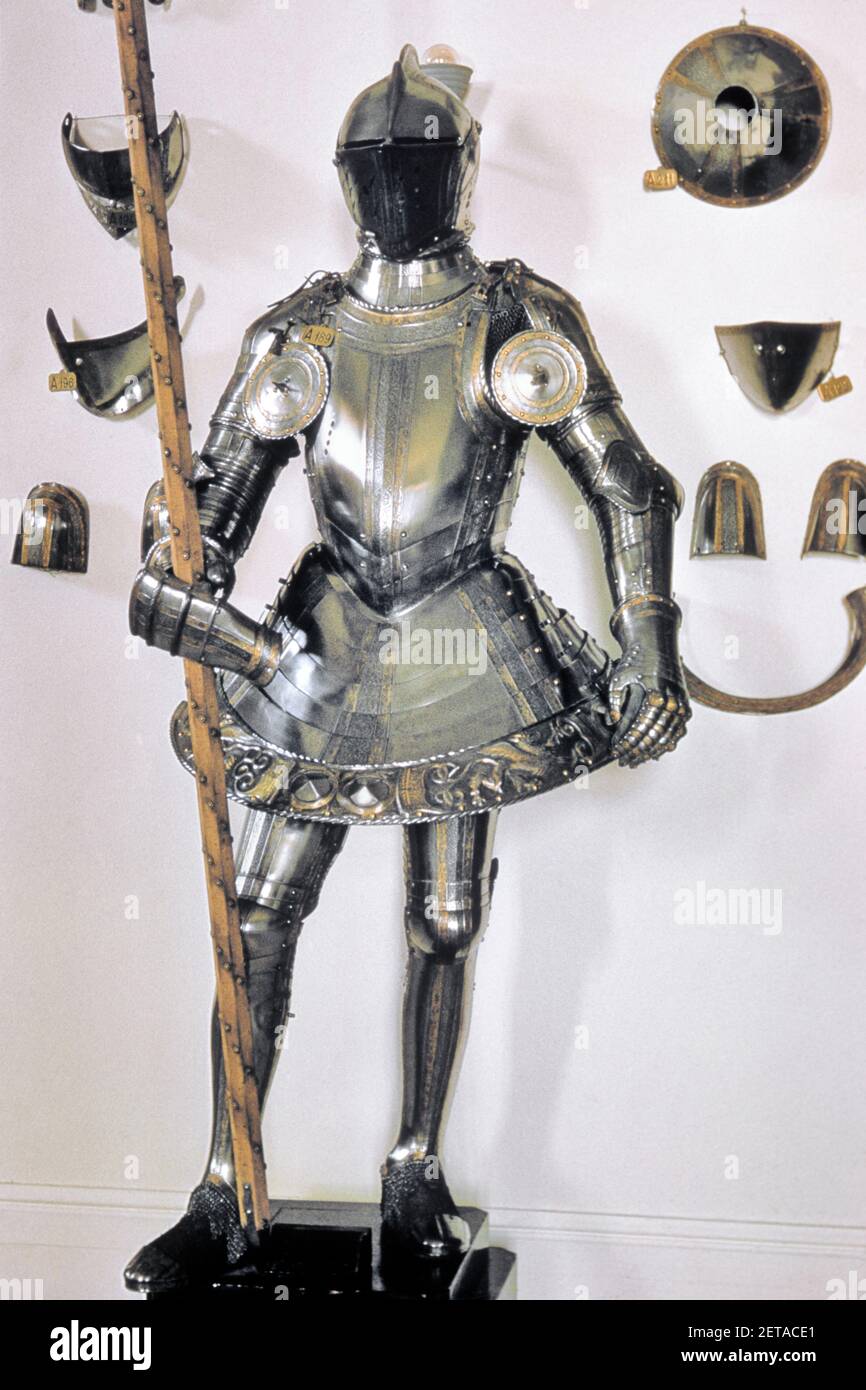 1950 SOLDATI MEDIEVALI PIEDI VESTITO DI ARMATURA IN MOSTRA ARMORY PALAZZO REALE MADRID SPAGNA - KS1114 LAN001 HARS DI ON PALAZZO REALE ANCORA VITA DIFENSIVA ARMORY DIFESA FANTERIA 1300 1400 VECCHIO STILE Foto Stock