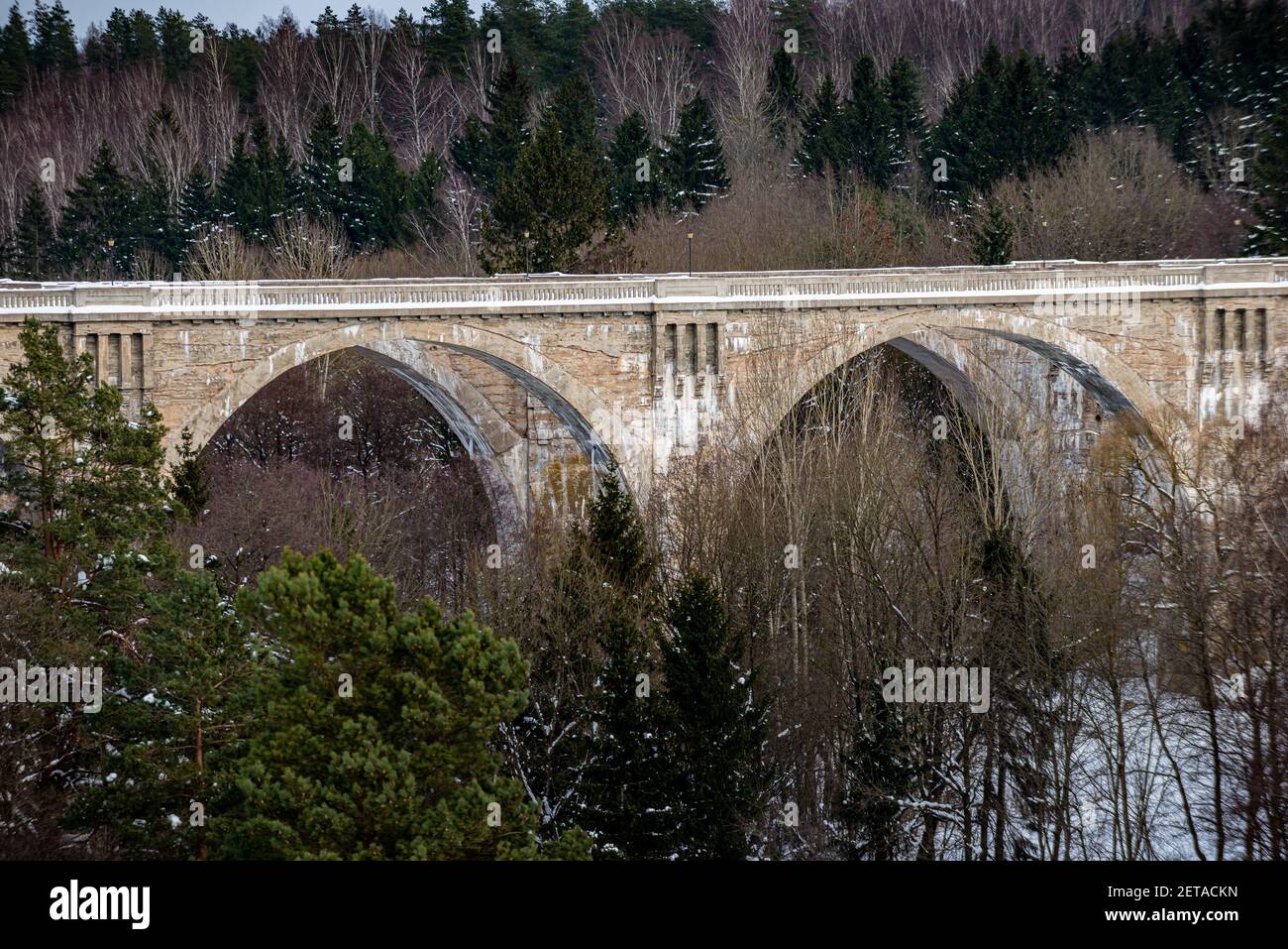 Stanczyki in inverno due viadotti ferroviari storici Polonia settentrionale Foto Stock