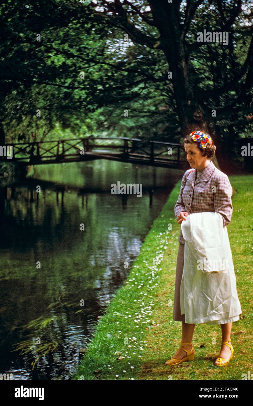 1950 DONNA CHE GUARDA L'ACQUA NEI GIARDINI DI LAMBERT INGHILTERRA - KS29243 KNA001 HARS ELEGANTE CANAL MODA CAUCASICA ETNIA GRANDE INGHILTERRA VECCHIO STILE REGNO UNITO Foto Stock