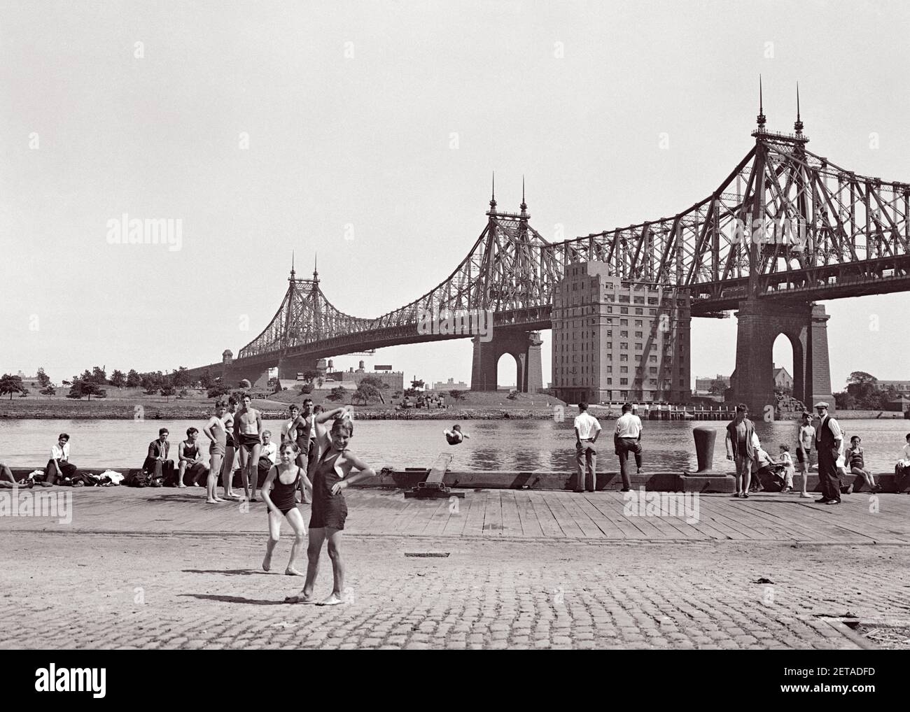 ANNI '20 IL VECCHIO FORO PER IL NUOTO DELLA CITTÀ DI VIA URCHIN QUEENSBORO BRIDGE EAST RIVER NEW YORK CITY USA - Q2714 CPC001 HARS SWIM STATI UNITI COPY SPACE FULL-LENGTH PERSONS QUEENS STATI UNITI D'AMERICA MASCHI B&W AMERICA DEL NORD LIBERTÀ ESTIVA FELICITÀ DEL NORD AMERICA DIVERTIMENTO ECCITAZIONE RICREAZIONE OPPORTUNITÀ NYC NUOTATORI BUCO COLLEGAMENTO NEW YORK CITTÀ DI NEW YORK CITTÀ URCHIN BOROUGH LA STAGIONE GIOVANILE DEL QUEENSBORO SI ESTENDE SU PONTI BIANCHI E NERI DEL FIUME EST UNISCITI ALLA VECCHIA MODA Foto Stock