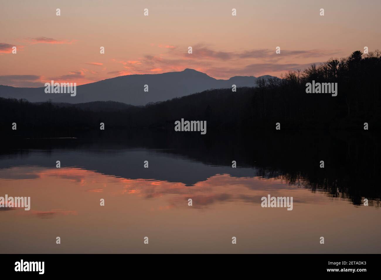 Tramonto a Price Lake con Grandfather Mountain, Blue Ridge Parkway, North Carolina, Stati Uniti Foto Stock