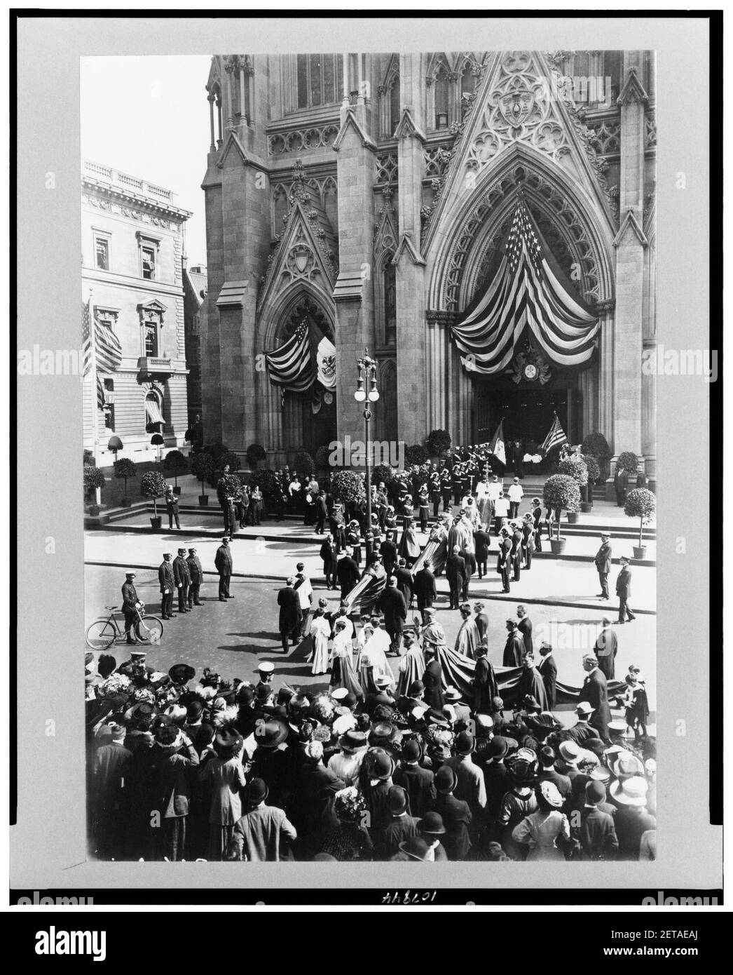 Le persone al di fuori della cattedrale di San Patrizio, durante la consacrazione di servizi, New York City Foto Stock