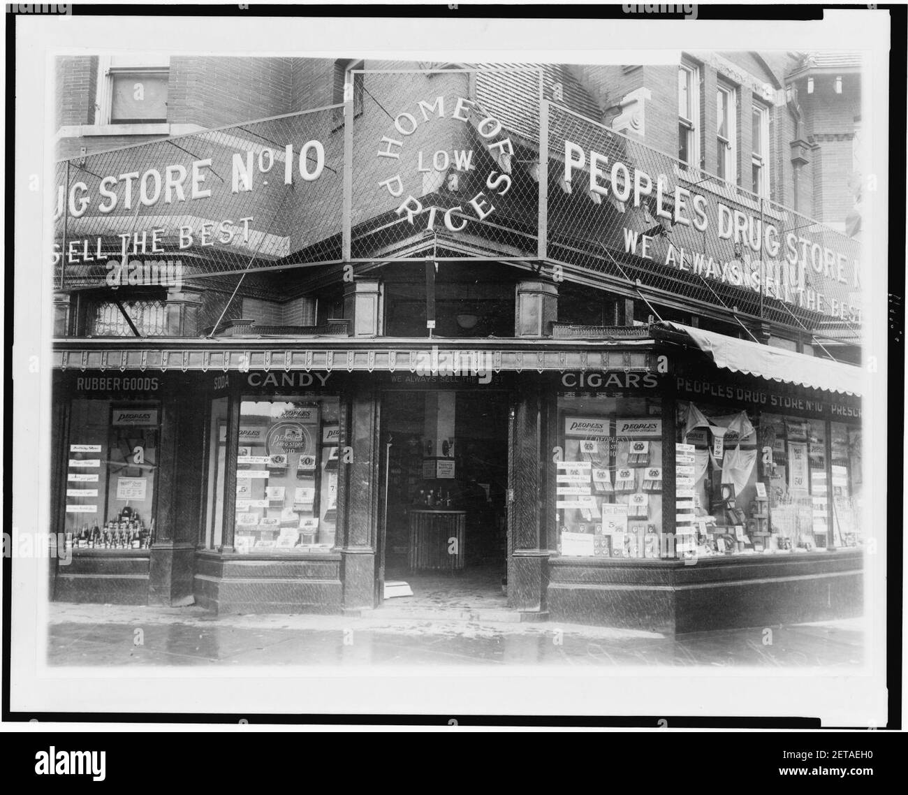 Persone di Drug Store n. 10, XVIII e Columbia Road, N.W., Washington D.C. Foto Stock