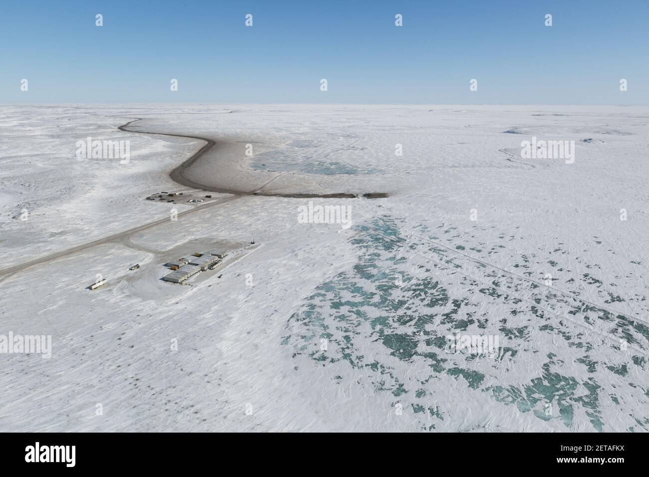 Vista aerea del campo e dell'autostrada Inuvik-Tuktoyaktuk in costruzione durante la prima stagione invernale, territori del Nord-Ovest, Artico del Canada, aprile 2014. Foto Stock