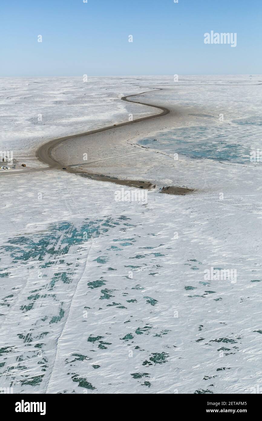 Vista aerea del campo e dell'autostrada Inuvik-Tuktoyaktuk in costruzione durante la prima stagione invernale, territori del Nord-Ovest, Artico del Canada, aprile 2014. Foto Stock