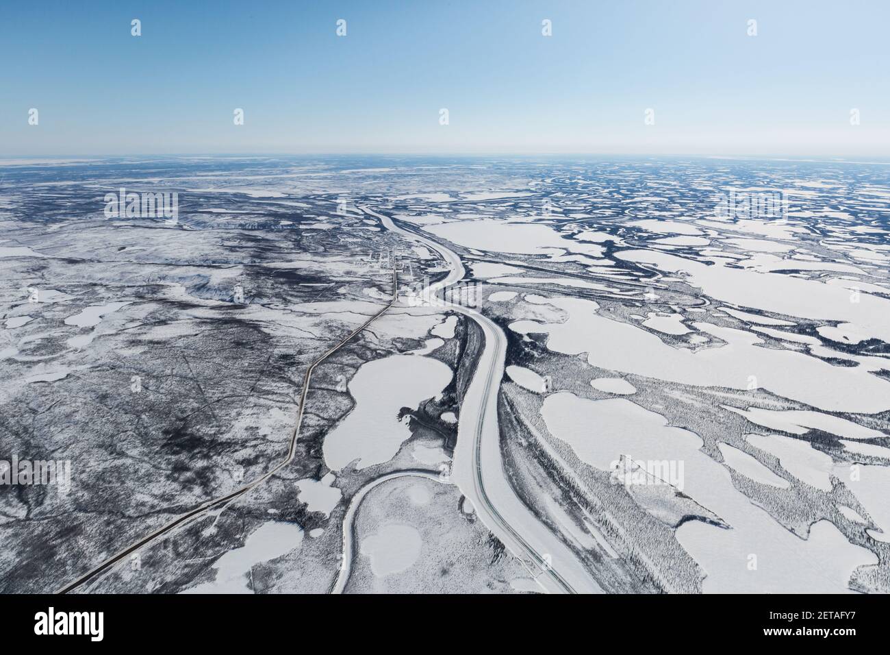 Vista aerea della strada ghiacciata del fiume Mackenzie in inverno, che collega le comunità del delta del Beaufort, territori del Nord-Ovest, l'Artico occidentale del Canada. Foto Stock