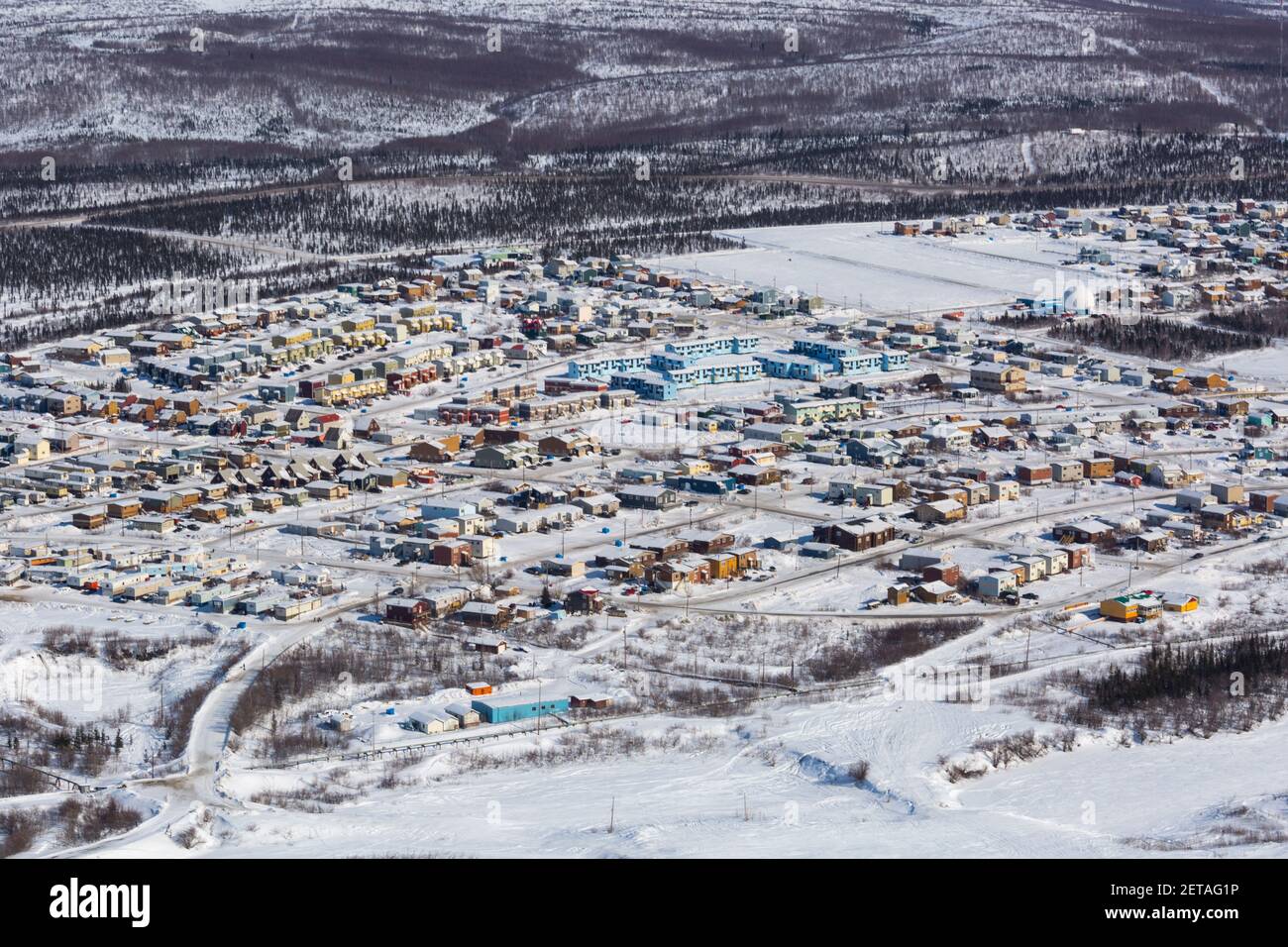 Vista aerea invernale degli edifici della città di Inuvik, regione del delta del Beaufort, territori del Nord-Ovest, Artico del Canada. Foto Stock