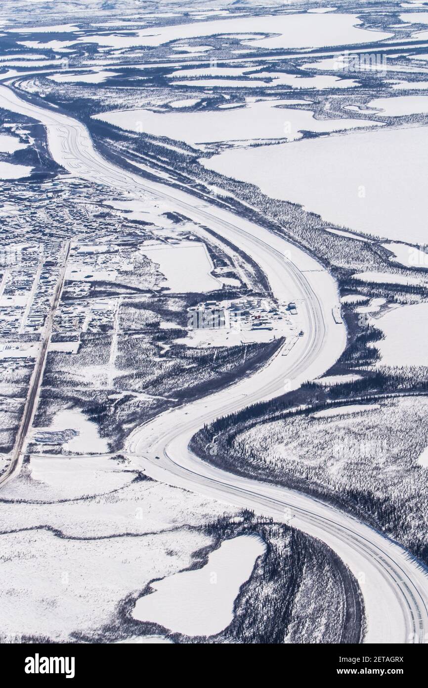 Vista aerea invernale della strada ghiacciata del fiume Mackenzie e dell'autostrada Inuvik-Tuktoyaktuk, della regione del delta del Beaufort, dei territori del Nord-Ovest, dell'Artico del Canada. Foto Stock