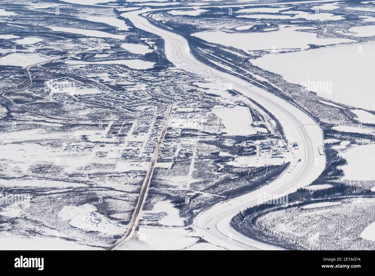 Vista aerea invernale della Mackenzie River Ice Road e dell'autostrada Inuvik-Tuktoyaktuk, della regione del delta del Beaufort, dei territori del Nord-Ovest, dell'Artico del Canada. Foto Stock