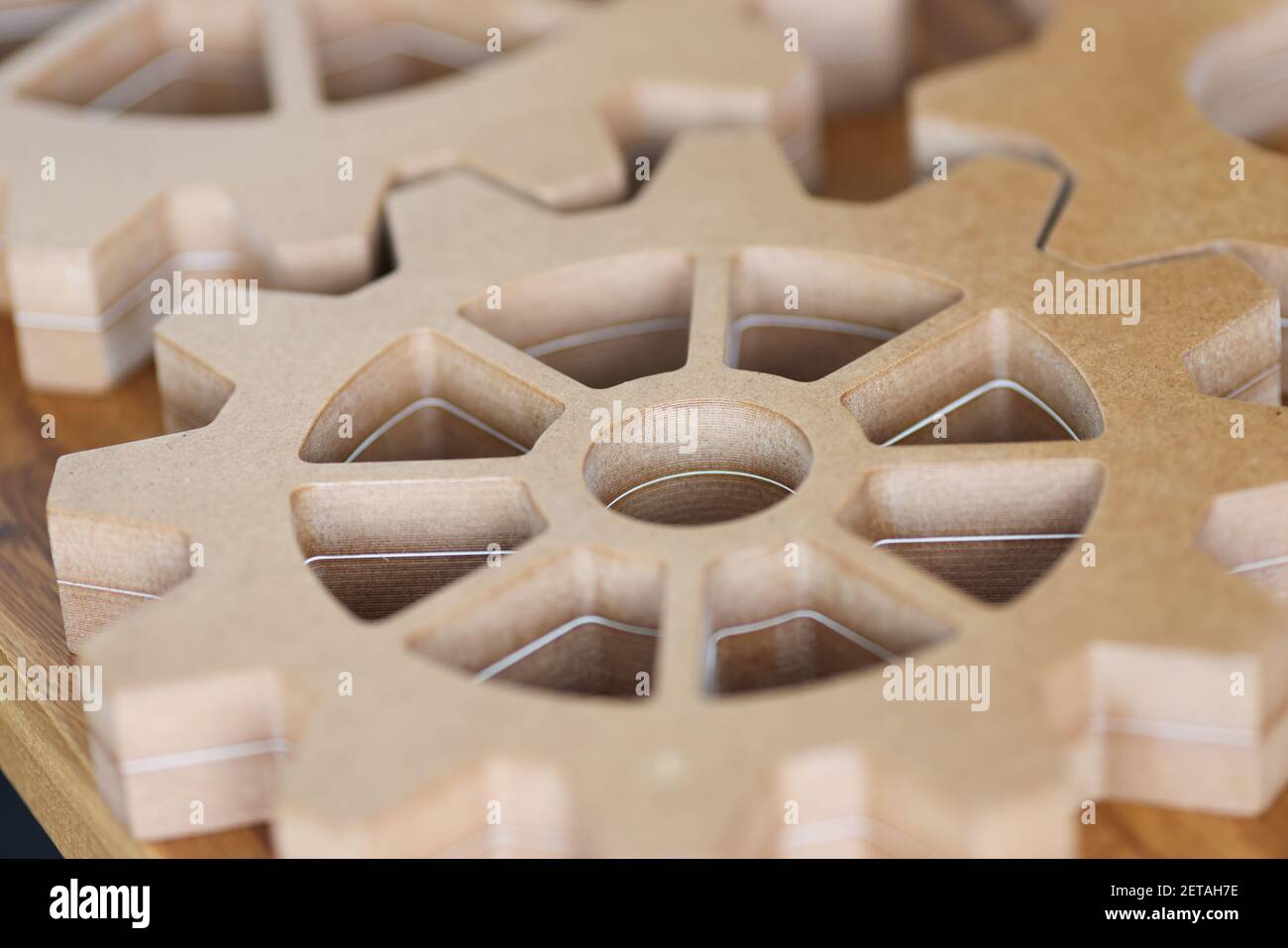 Grandi attrezzi di legno si trovano sul tavolo closeup Foto Stock