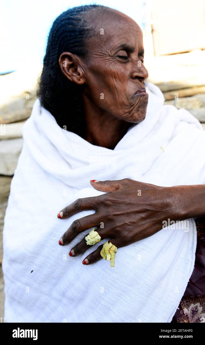 Una donna etiope di Tigray che indossa un semplice anello tradizionale sul dito. Foto Stock