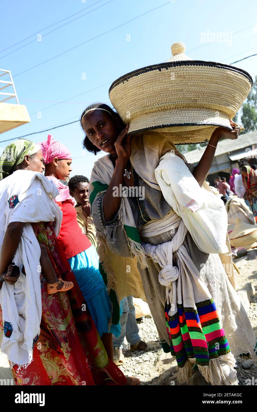 Una donna Tigrayan che porta un cesto di injera. Foto Stock