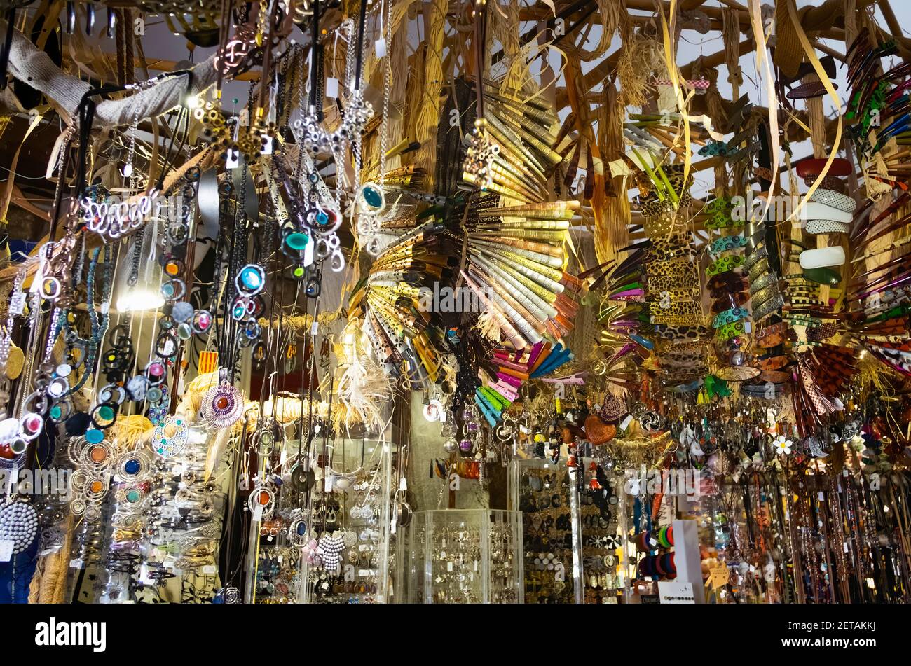 interno di un negozio di gioielli fatti a mano con bracciali, collane, pendenti, bracciali, forcine e altri oggetti appesi Foto Stock