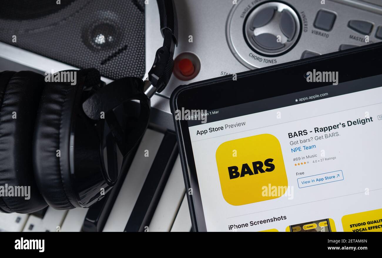 L'app Delight DI BARS Rapper è stata visualizzata nell'Apple Store sullo schermo dell'ipad, posizionata su strumenti musicali. L'applicazione BAR è sviluppata da Facebook. Stafford, unità Foto Stock