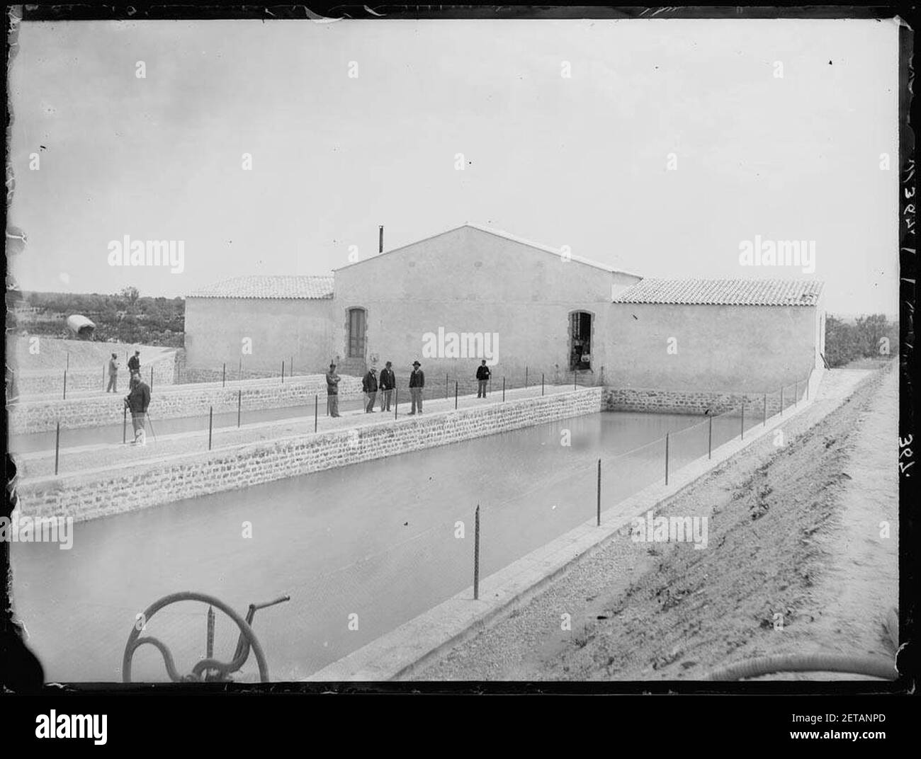 Persones a la casa de màquines de l'aigua de Tàrrega. Foto Stock