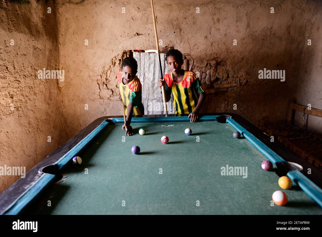 Ragazzi etiopi che giocano a biliardo. Foto Stock