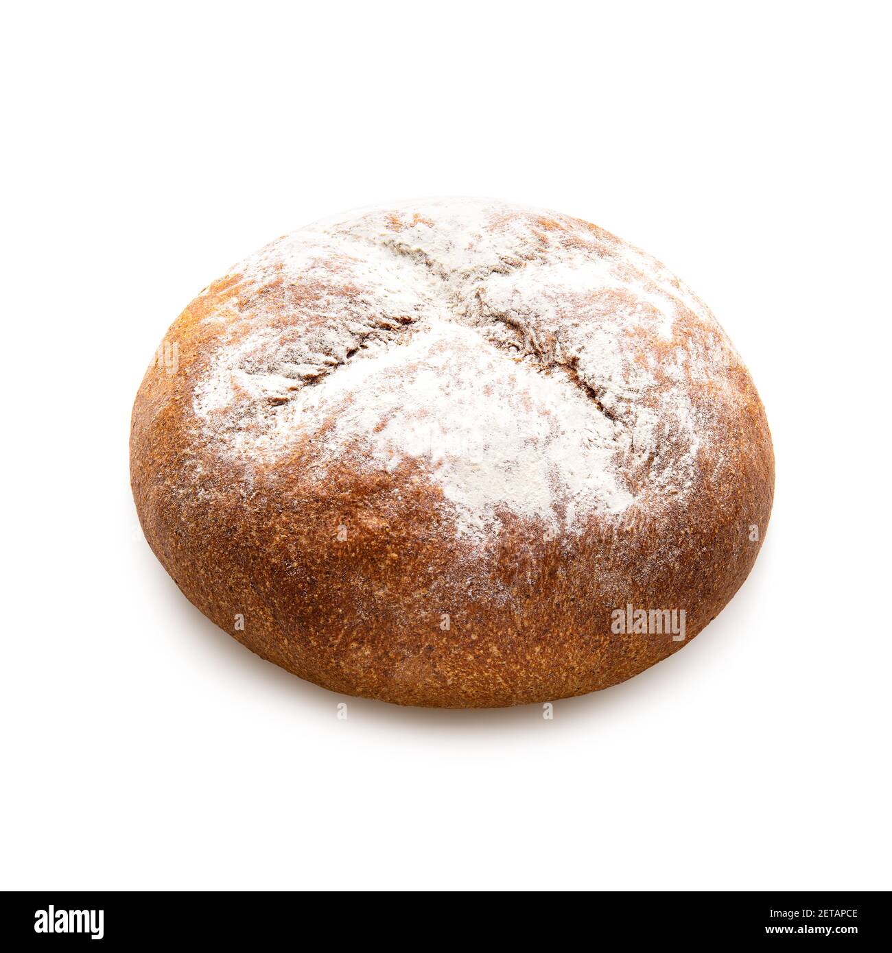 Pane tondeggiante a grani cotti di segale isolato su sfondo bianco. Vista dall'alto Foto Stock