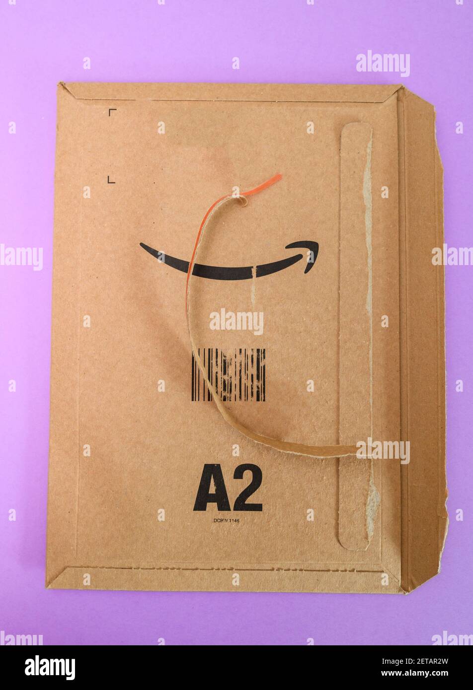 Parigi, Francia - 8 ottobre 2018: Direttamente sopra la foto di Amazon  prime cartone e-commerce busta pacchetto in corso di apertura formato A2 su  sfondo viola Foto stock - Alamy