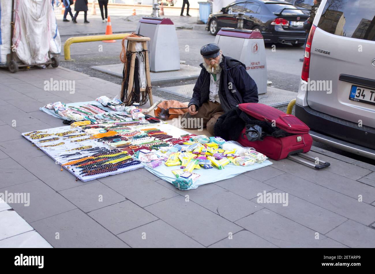 Falchiere di strada che vende articoli in via Istanbul, Turchia Foto Stock