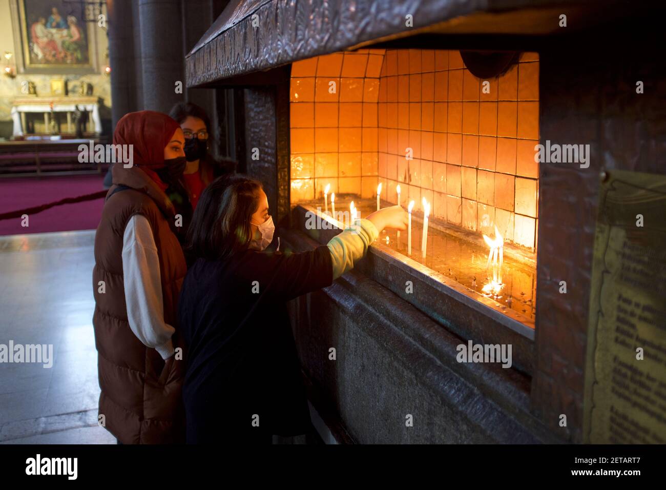 Le ragazze turche illuminano le candele alla Cattedrale di Sant'Esprit, Istanbul Foto Stock