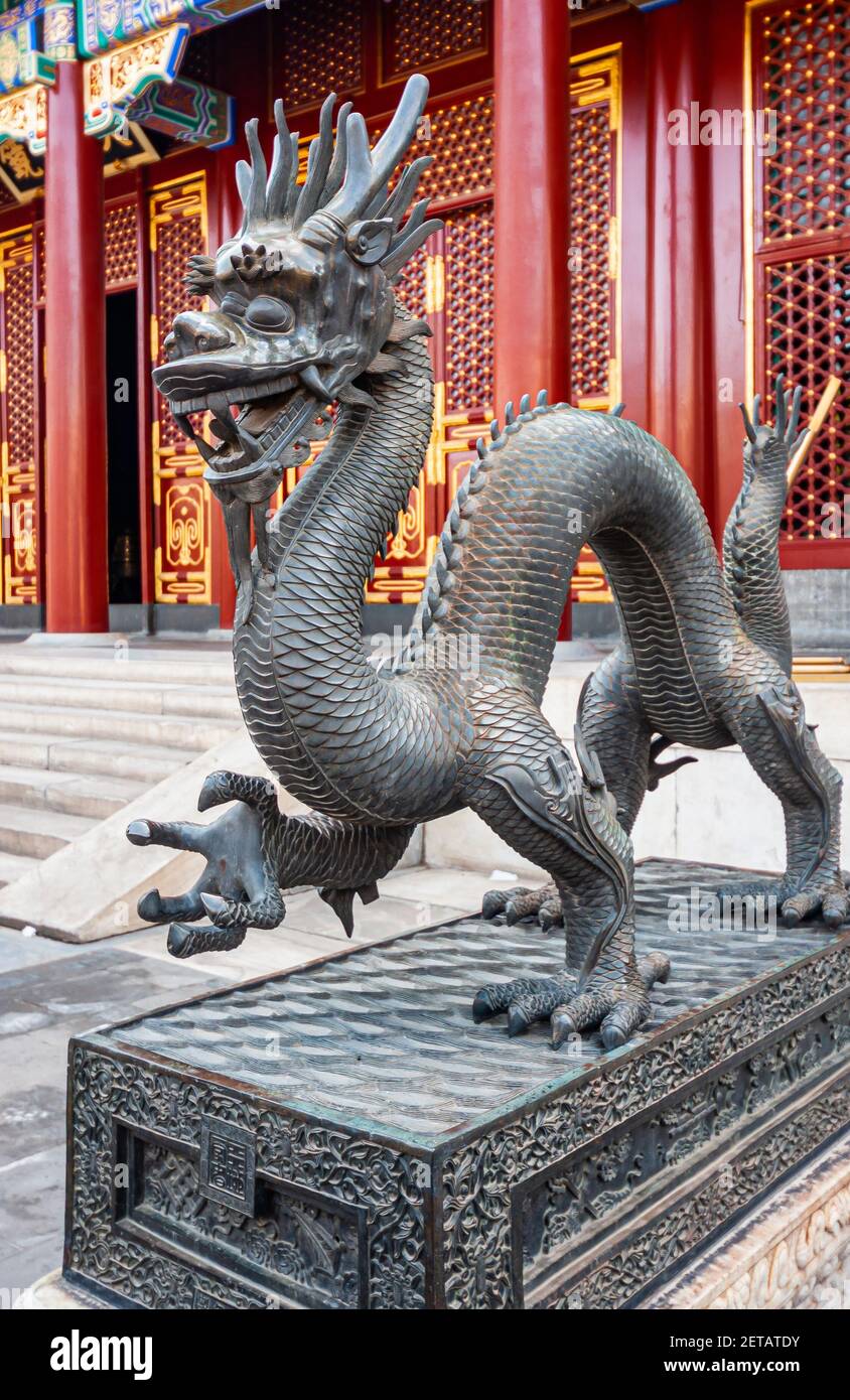 Pechino, Cina - 29 aprile 2010: Palazzo d'estate. Closeup di metallo grigio drago statua di fronte alla Sala Rossa e dorata della memoria e longevità. Foto Stock