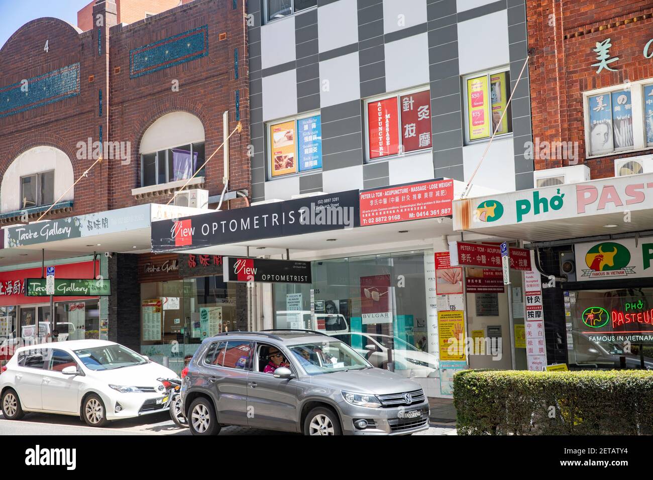 Centro della città di Parramatta e strada diurna lungo la strada della chiesa con negozi e negozi locali, Parramatta Western Sydney, Australia Foto Stock