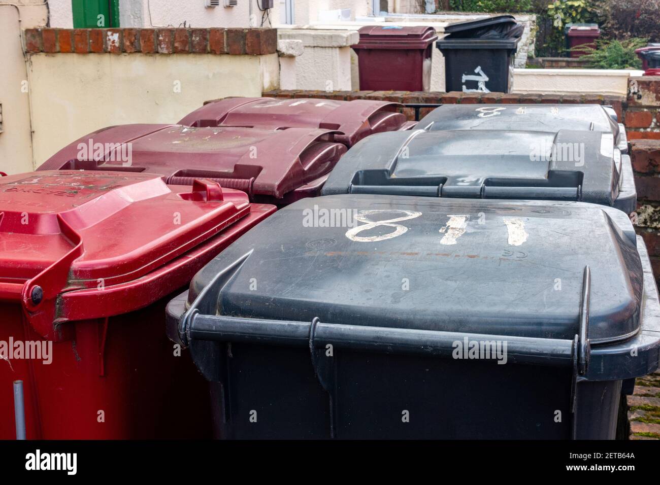 A Reading, Regno Unito, i residenti hanno un bidone nero per i rifiuti generici e un bidone rosso o marrone per i rifiuti riciclabili. Foto Stock