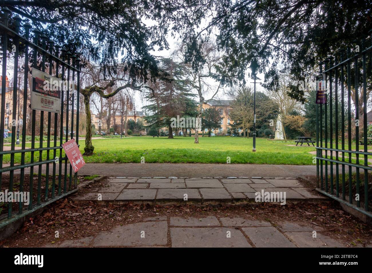 Ingresso ai King George V Memorial Gardens di Reading, Regno Unito, un parco e uno spazio verde per uso pubblico. Foto Stock
