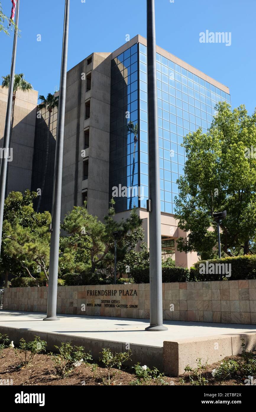 ANAHEIM, CALIFORNIA - 1 MAR 2021: Municipio visto da Friendship Plaza. Foto Stock