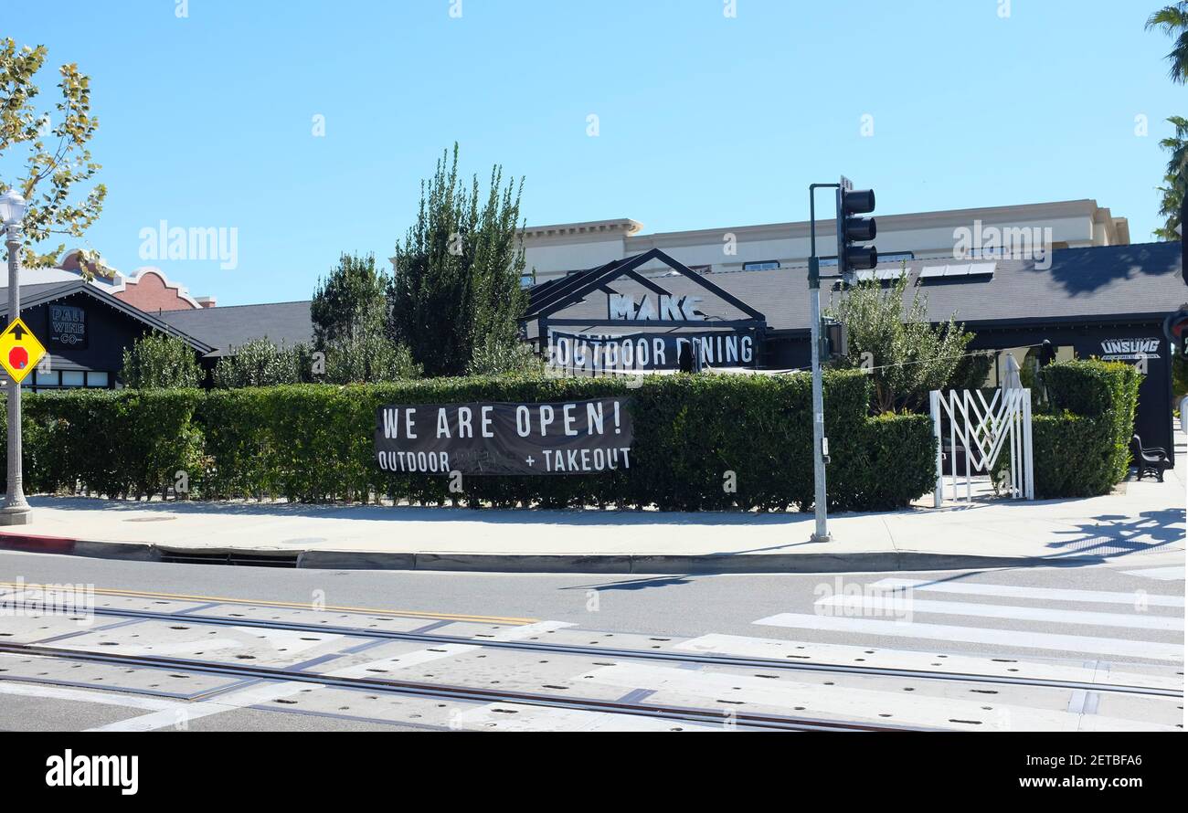 ANAHEIM, CALIFORNIA - 1 MAR 2021: MAKE in the Anaheim Packing District, ospita Pali Wine, Javs barbecue e The Unsung Brewing Company. Foto Stock