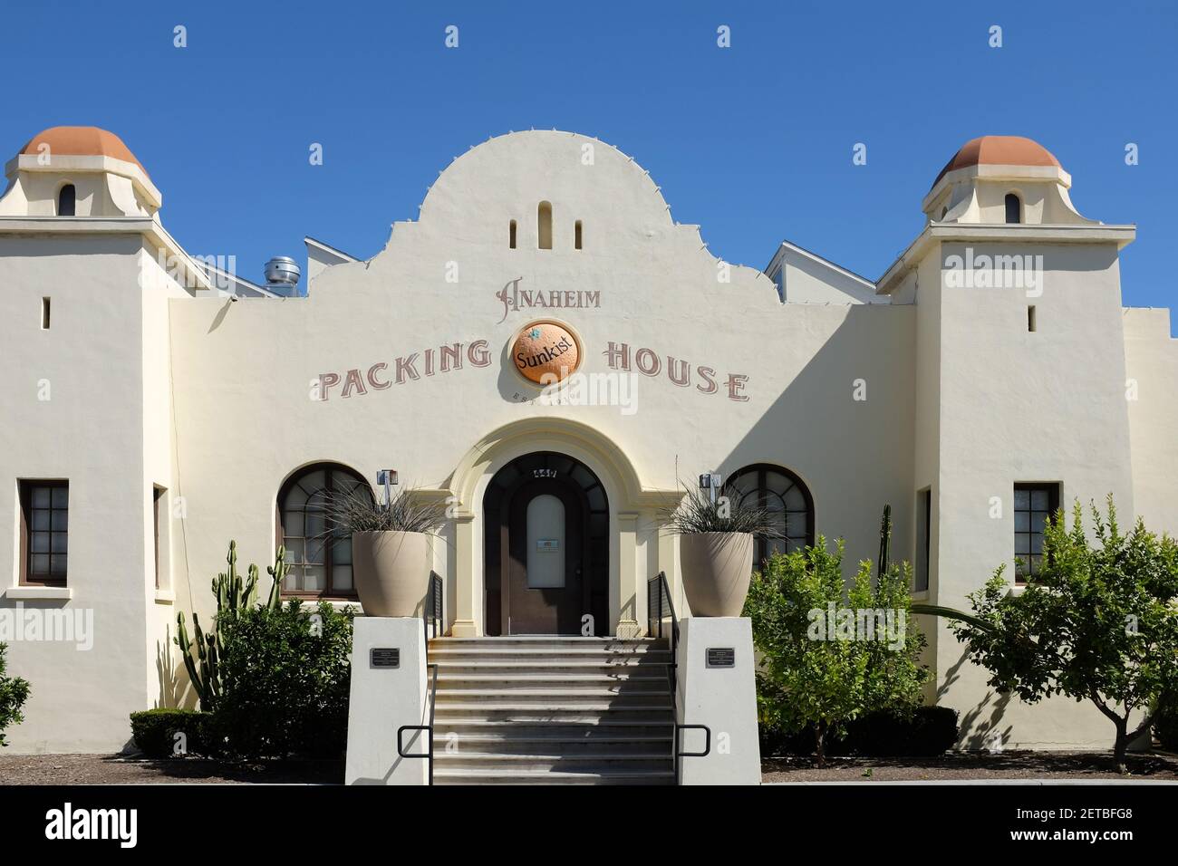 ANAHEIM, CALIFORNIA - 1 MAR 2021: La sala di cibo gourmet Anaheim Packing House in quello insieme con l'edificio Packard, e un mercato agricolo, compongono un Foto Stock