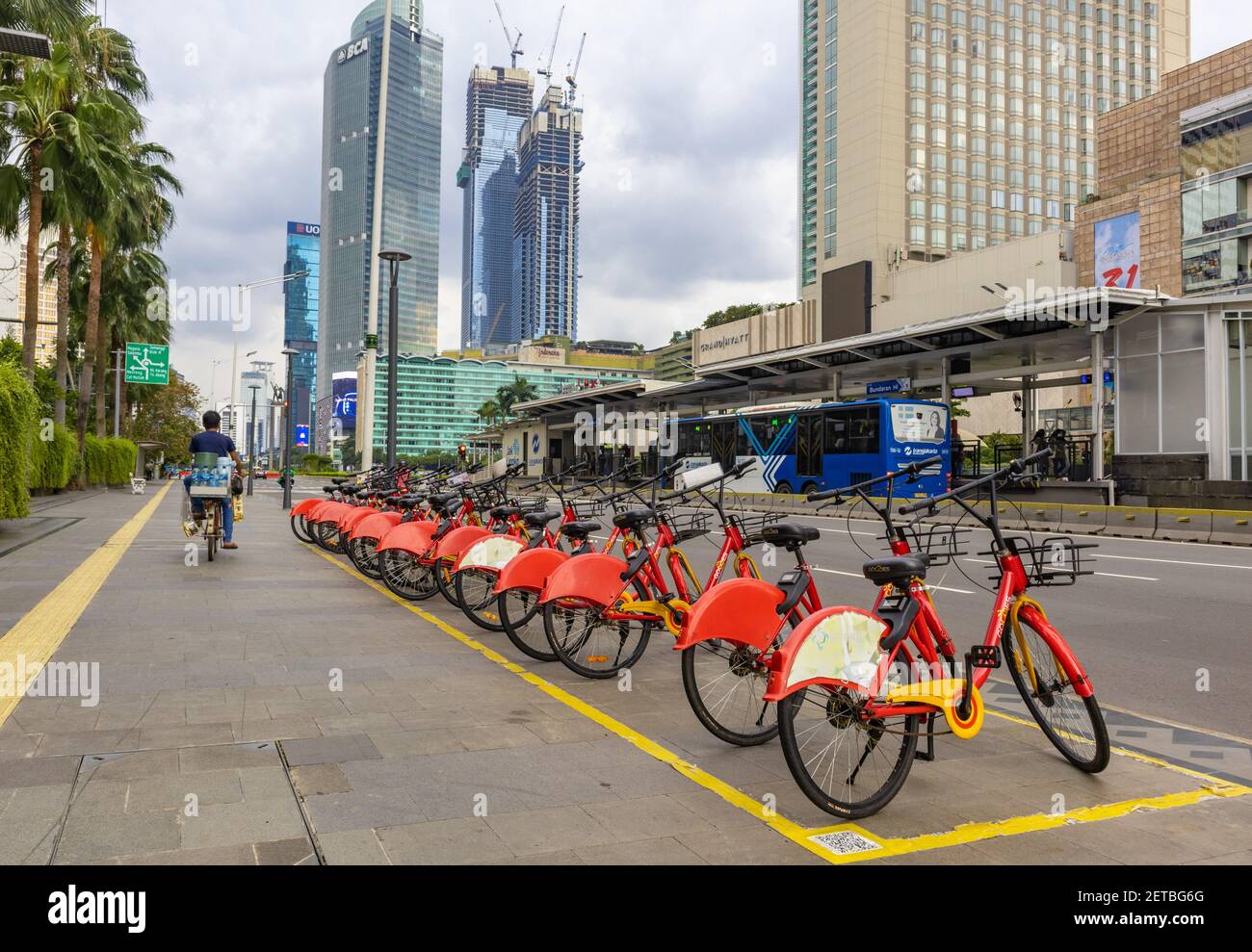 Bike Sharing Station sulla strada principale di Jakarta City, Indonesia Foto Stock