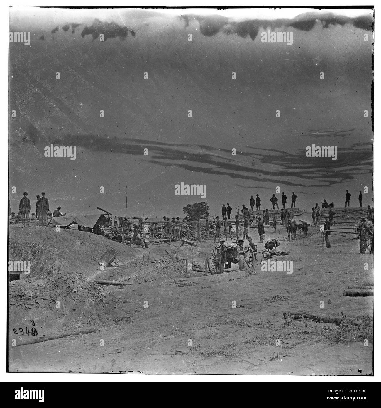 Pietroburgo, Virginia. Il capitano Andrew Cown del primo New York batteria indipendente di luce all'interno di artiglieria opere confederato sulla linea di San Pietroburgo Foto Stock