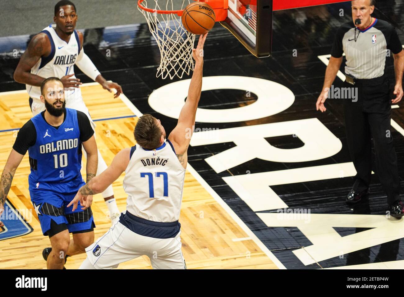 Orlando, Florida, USA, 1 marzo 2021, Luka Doncic 77 fa un cesto durante la partita all'Amway Center (Photo Credit: Marty Jean-Louis/Alamy Live News Foto Stock