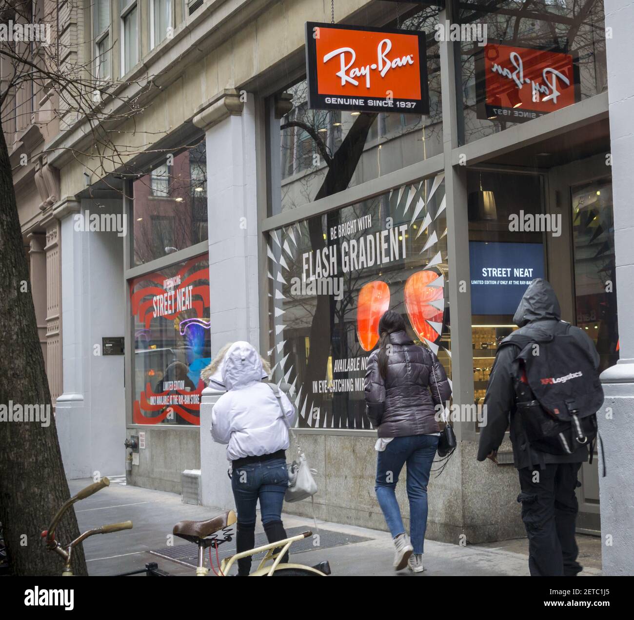 Il negozio di punta Ray-Ban di Luxottica a Soho a New York martedì 17  gennaio 2017. Essilor International SA, azienda francese di lensmaker,  acquisterà la Luxottica Group Spa italiana in un accordo