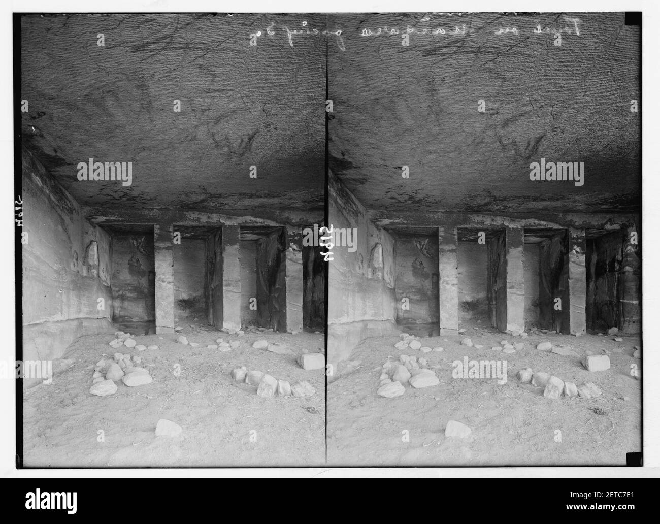 Petra (Wadi Musa). El-M'esrah area. Una tomba interno. Con grave rientranze che mostra in una tomba a pavimento Foto Stock