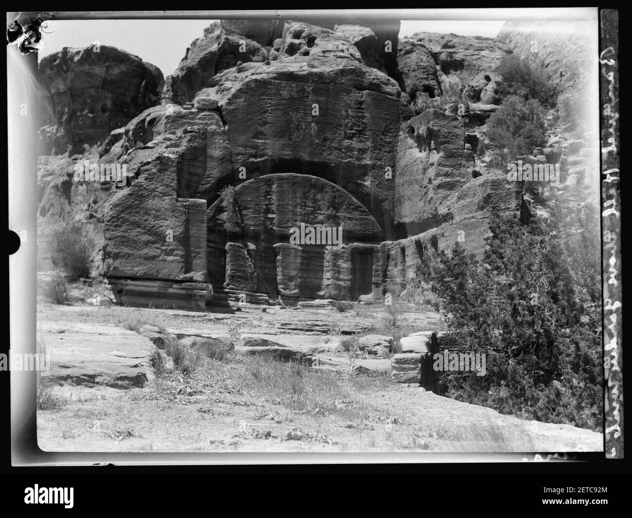 Petra. El-Farasah & obelisco zona di colmo. Sala romana, Wadi Farasah. Talee di roccia per ricevere volte in muratura Foto Stock