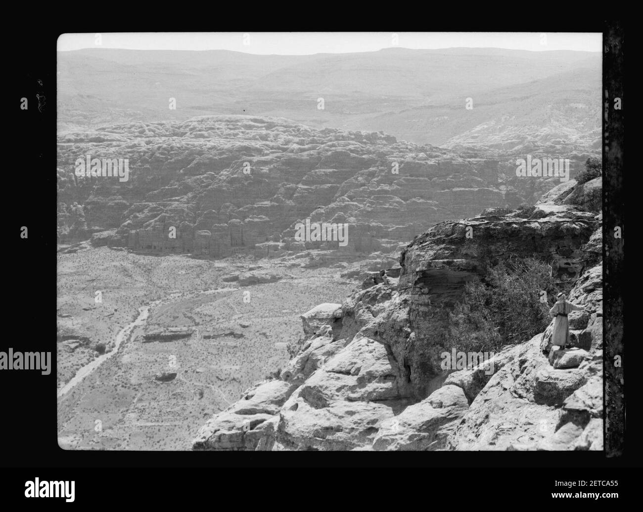 Petra. Umm el-Biyarah. (Prima roccaforte Nabatean). Guardando verso il basso dal vertice sul sito della città Foto Stock