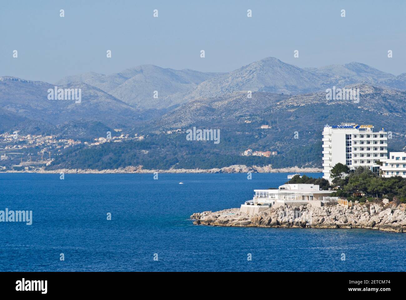 Dubrovnik: Zona residenziale sulla costa adriatica, con case private e alberghi. Croazia Foto Stock