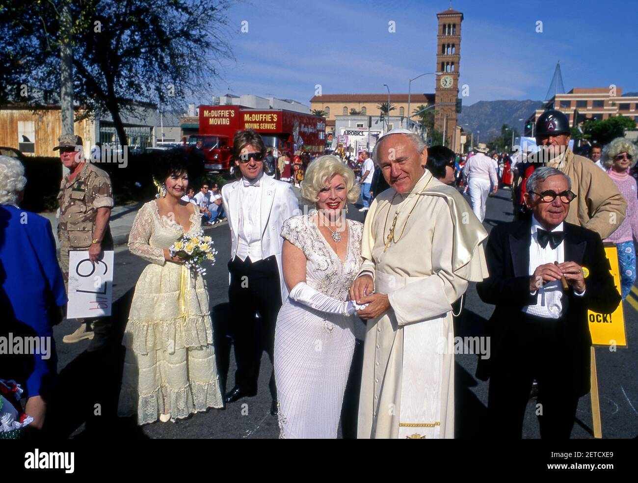 Un gruppo di lookalikes celebrità che marciano nella Doo Dah Parade a Pasadena, CA Foto Stock