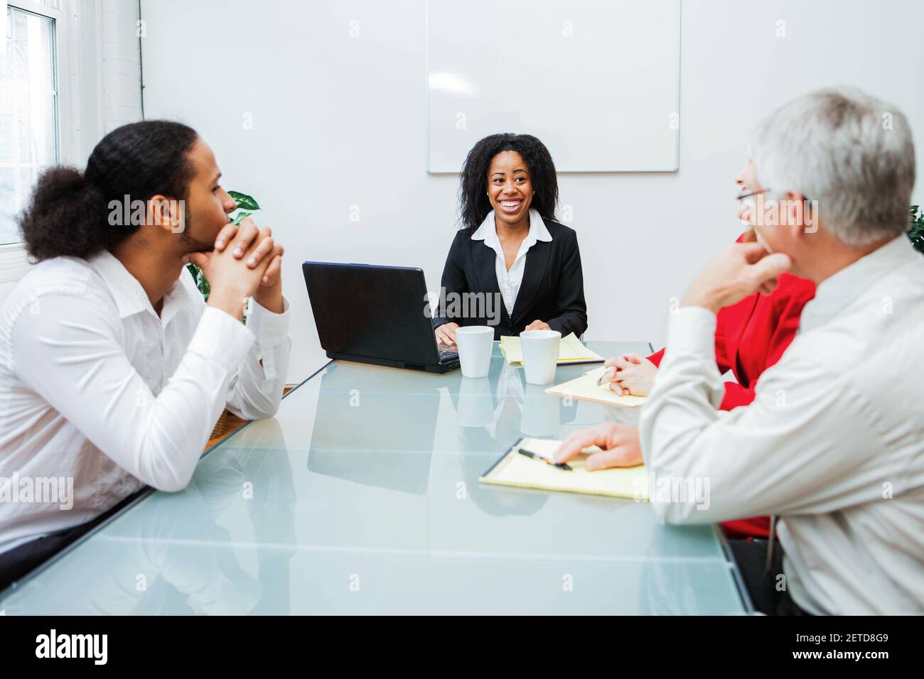 Una riunione di lavoro a un tavolo da conferenza. Foto Stock