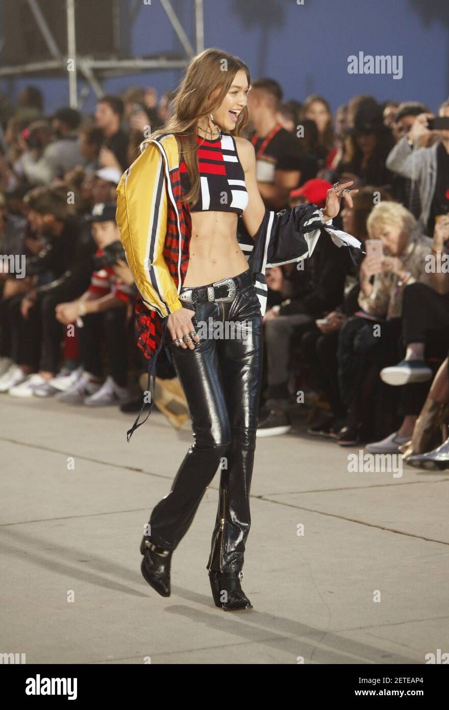 Il modello Gigi Hadid cammina sulla pista al TommyLand Tommy Hilfiger Spring 2017 Fashion Show l'8 febbraio 2017 a Venezia, California. (Foto per crash/imageSPACE) *** utilizzare credito dal campo credito *** Foto Stock