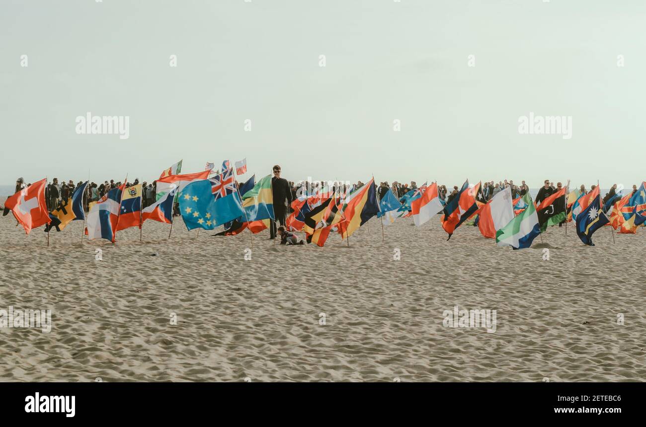 VENEZIA, STATI UNITI - 16 maggio 2017: Foto di varie bandiere di campagna sulla sabbia bianca scattate a Venice Beach, California. Foto Stock