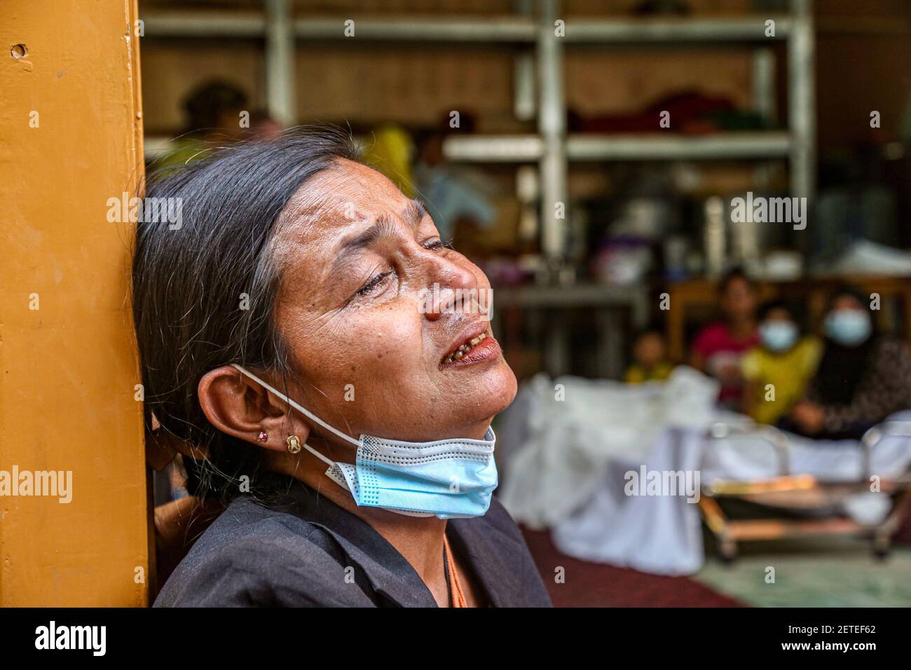 Una donna è vista piangere al funerale di Daw DASI che è stato ucciso dalle forze di sicurezza di Myanmar il 28 febbraio. Le forze di sicurezza di Myanmar sparano proiettili di gomma, proiettili reali, gas lacrimogeni e bombe sonore a pacifica anti militari colpo di stato dimostranti il 28 febbraio 2021. Almeno 30 feriti e 18 sono stati uccisi e uccisi in tutto il paese, dice l'ufficio delle Nazioni Unite per i diritti umani. L'esercito del Myanmar ha arrestato il consigliere di Stato del Myanmar Aung San Suu Kyi il 01 febbraio 2021 e ha dichiarato uno stato di emergenza mentre cogliendo il potere nel paese per un anno dopo aver perso l'elezione contro la Lega nazionale f Foto Stock