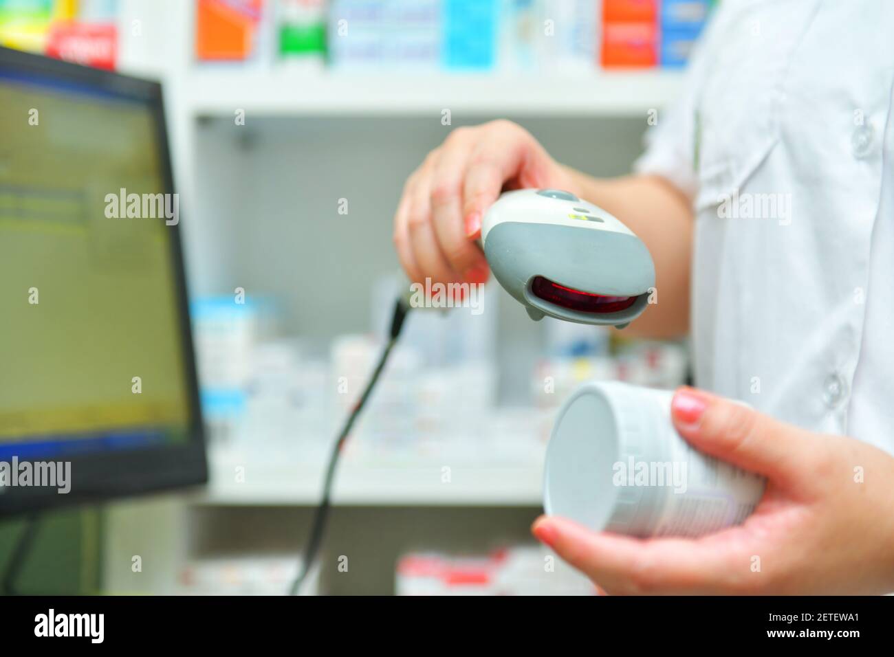 Il farmacista la scansione di codici a barre medicina di farmaco in una farmacia farmacia. Foto Stock