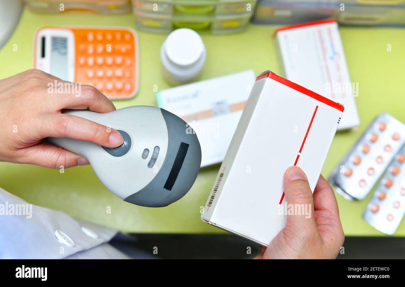 Il farmacista la scansione di codici a barre medicina di farmaco in una farmacia farmacia. Foto Stock